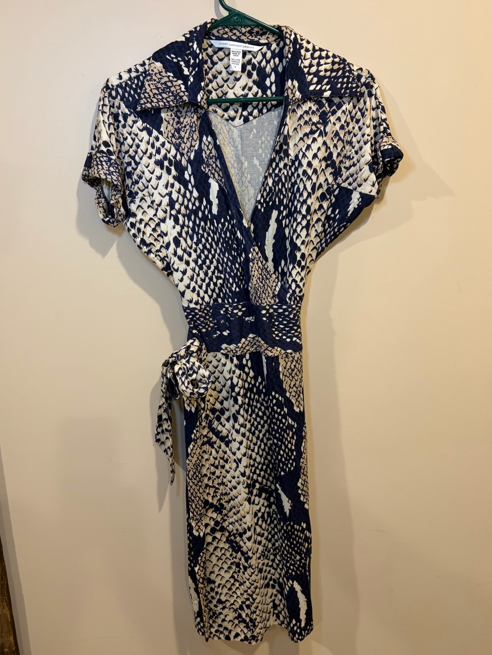 Diane von Furstenberg 100% Silk Snake Print Wrap Dress Size 6 Navy & Ivory - Picture 2 of 7
